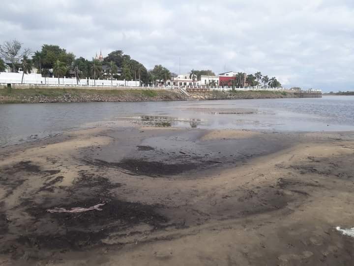 Frente a la costanera esquinense no hay agua, solamente arena.