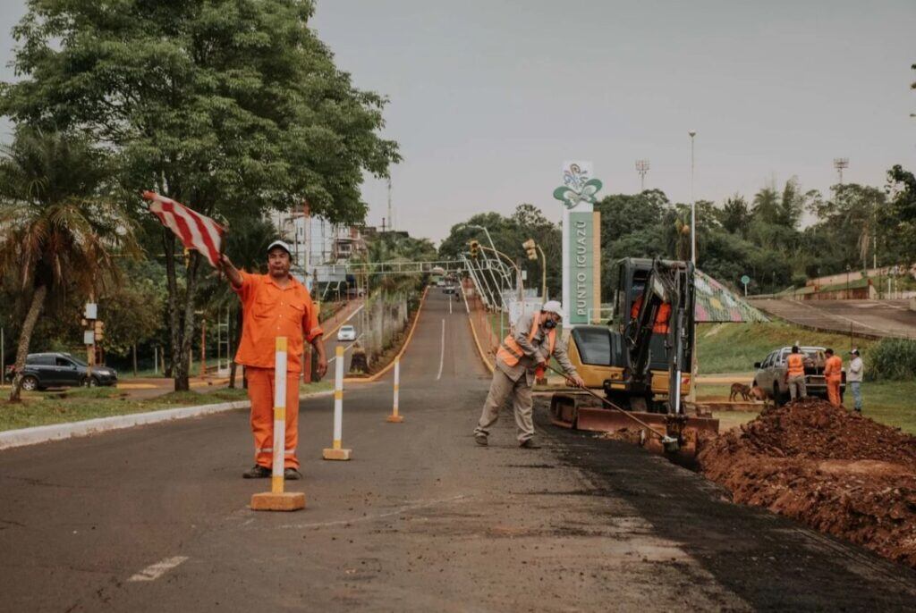 Ejecutan obras sobre varias calles de Puerto Iguazú.