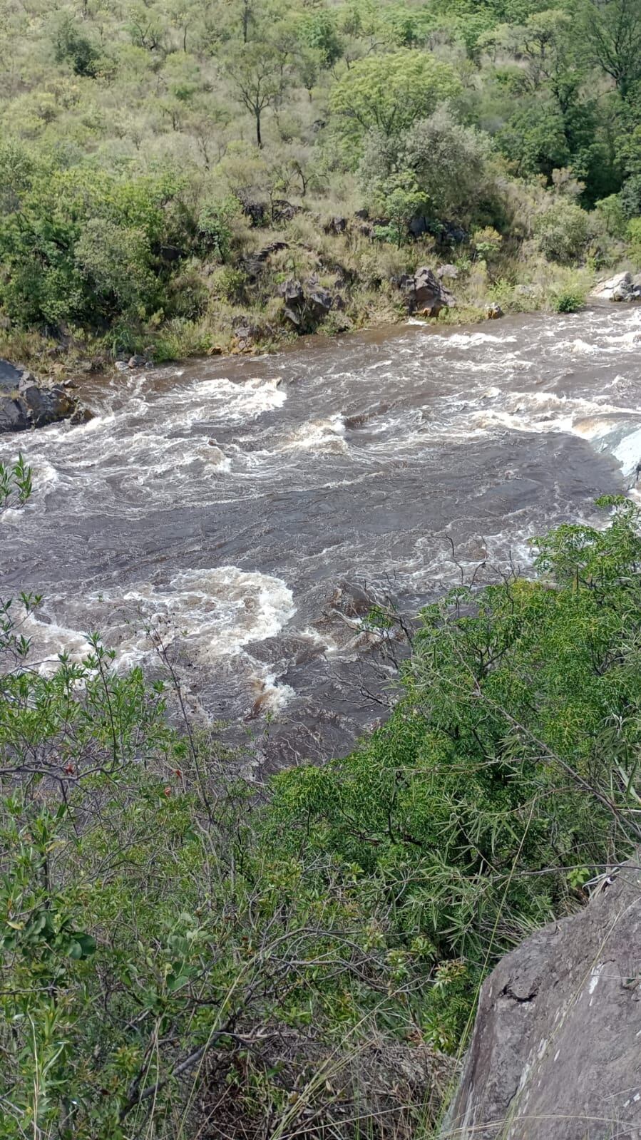 Creciente. El río Anisacate, tras las lluvias del primero de enero. (Gentileza Marcela Ruggeri)