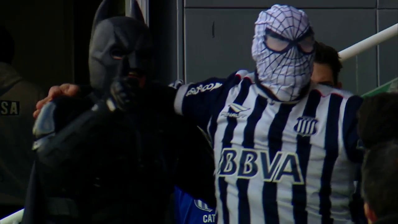 Batman y Spiderman se encontraron en la platea del Kempes viendo a Talleres.