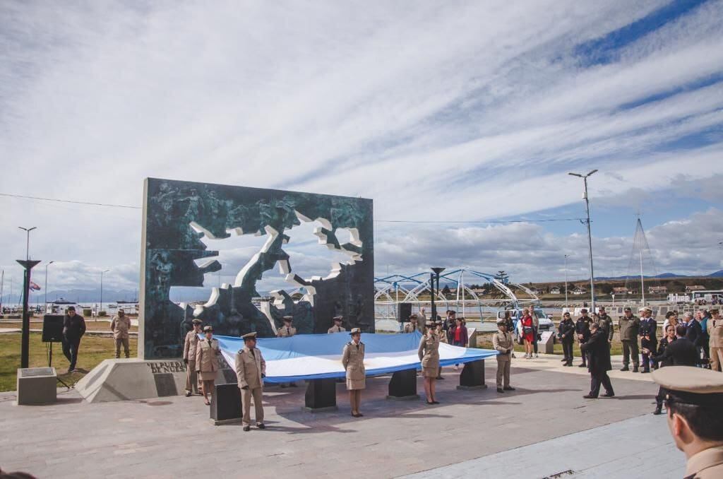 Cambio de Pabellón en Plaza Malvinas.