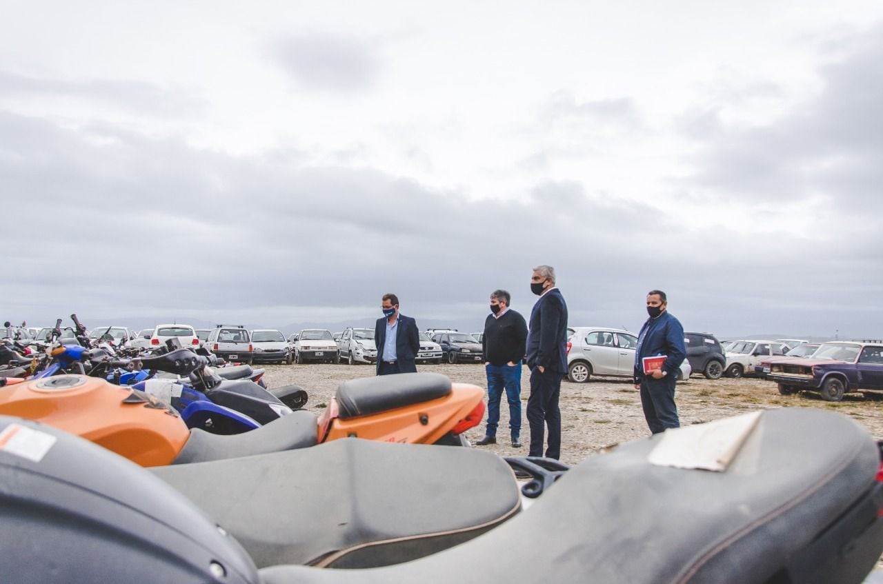 El secretario de Gobierno de la Municipalidad de Ushuaia, Pablo García,  como el subsecretario de Seguridad Urbana, Alejandro Ledesma, realizaron una recorrida de la ya instalada Playa de Incautamiento. 