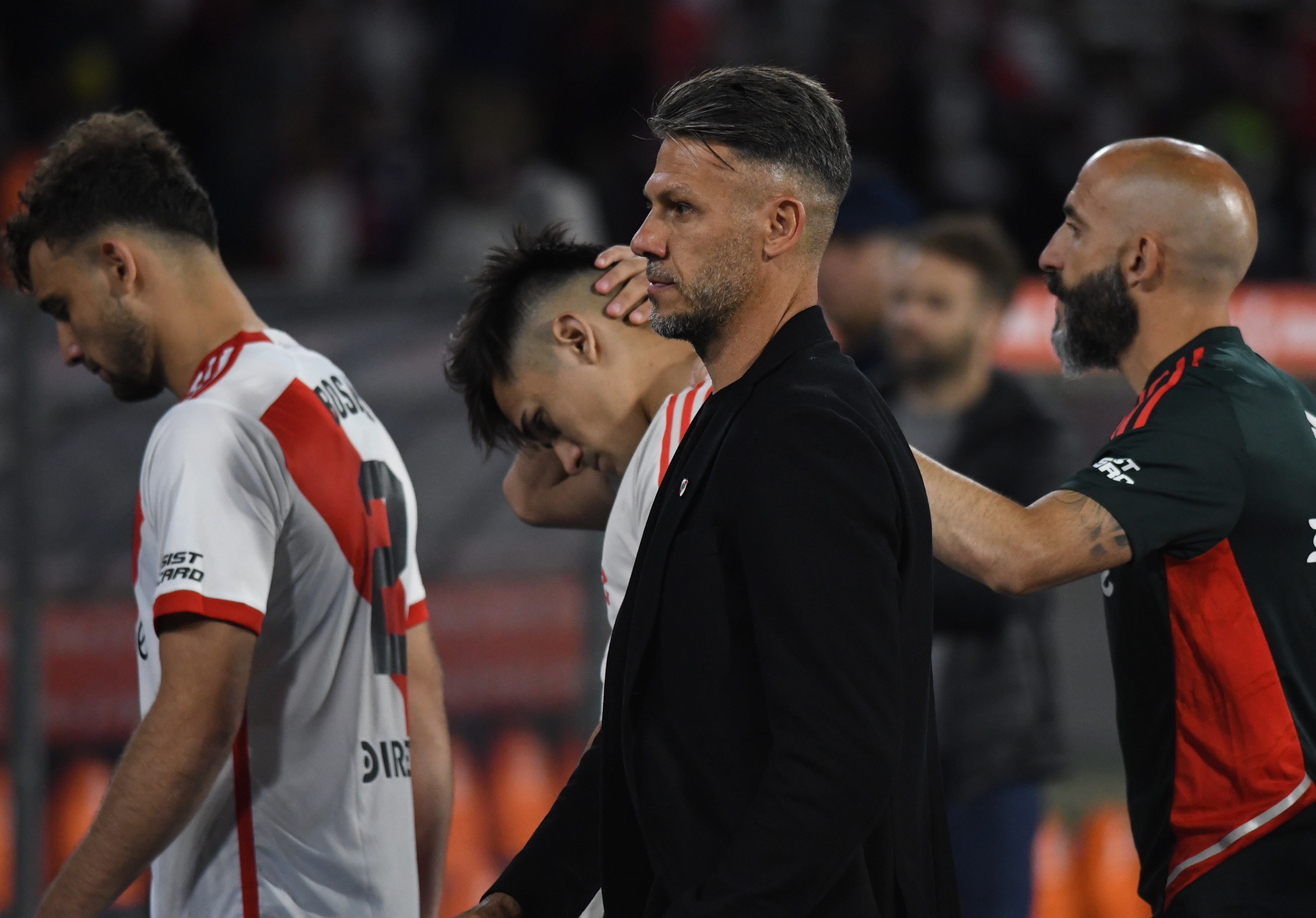 La salida del cordobés Martín Demichelis del estadio Kempes tras la eliminación de River de la Copa de la Liga Profesional por Rosario Central. (Fotobaires)