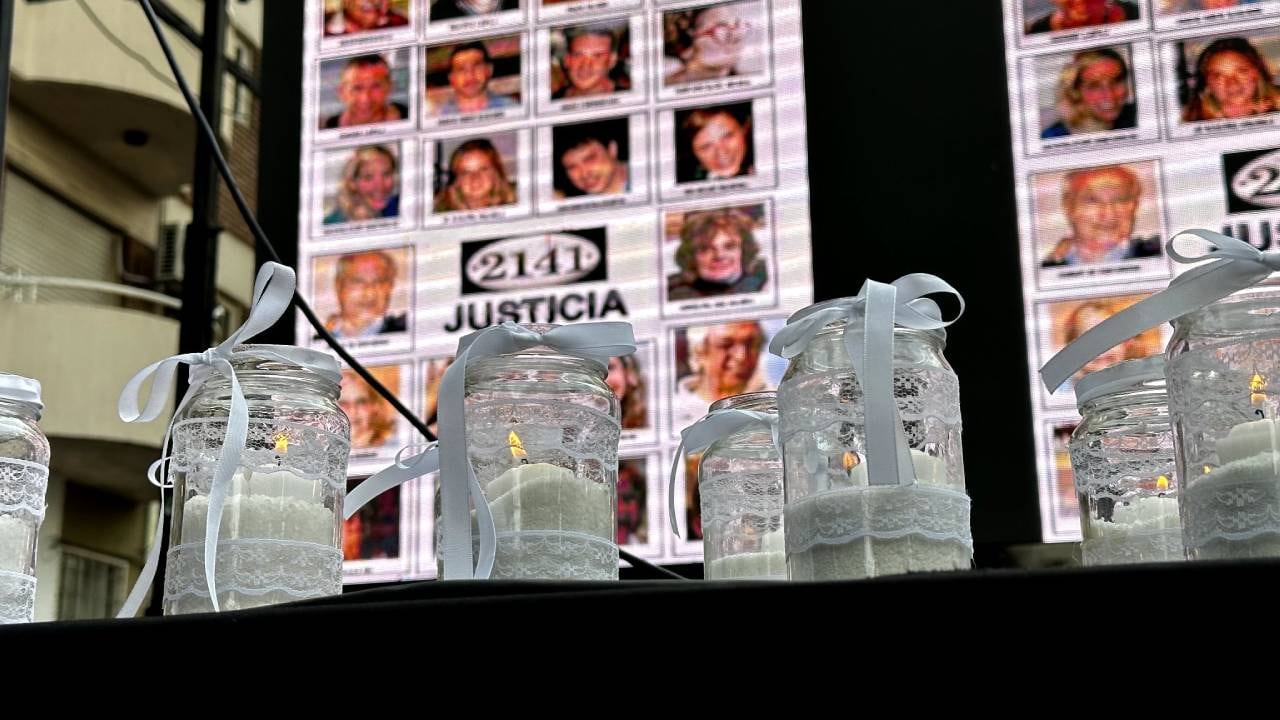 Los organizadores colocaron velas encendidas al pie del escenario.