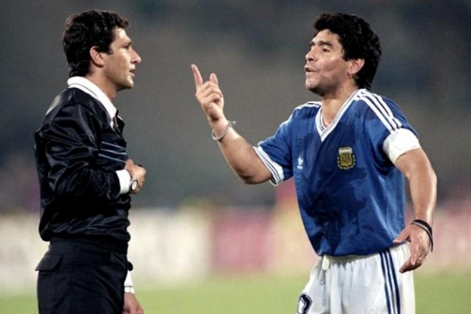 Diego Armando Maradona le protesta al árbitro Codesal, quien cobró un penal inexistente en la final y Alemania ganó 1-0  se quedó con el oro.