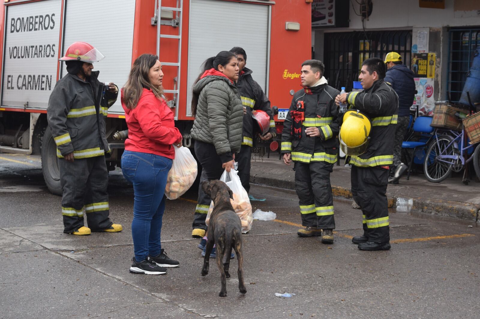 Bomberos voluntarios de Monterrico y El Carmen acudieron al escenario del siniestro en a madrugada. Finalizada la tarea, recibieron el apoyo y agradecimiento de los vecinas y comerciantes de la feria periqueña.