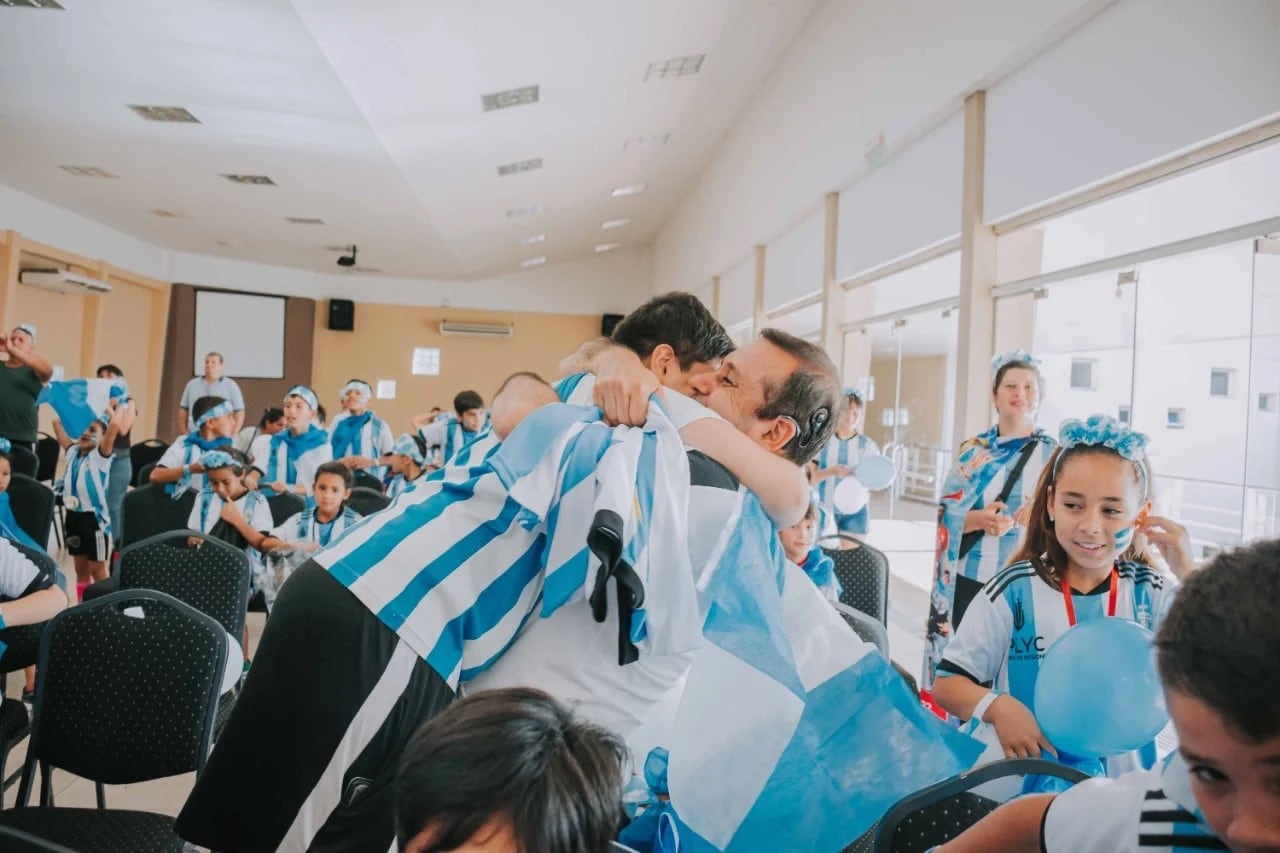 Niños miraron el partido de Argentina contra Polonia con el “Flaco” Schiavi y el Gobernador de Misiones.