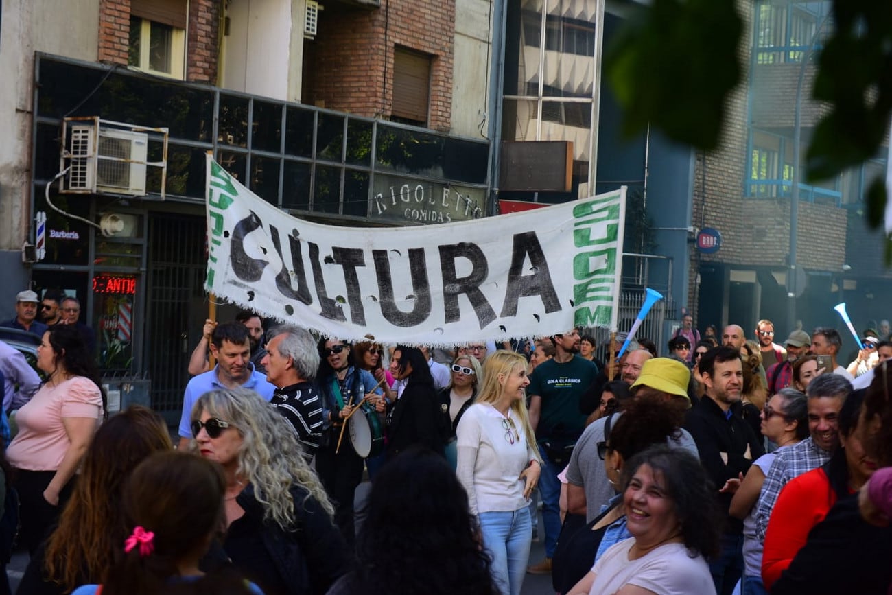 El sindicato de municipales realiza una asamblea frente al palacio 6 de Julio (José Gabriel Hernández / La Voz)