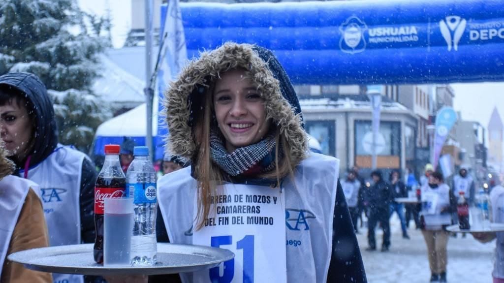 En el contexto de la Fiesta Nacional de La noche más larga, la carrera de Camareras y mozos, volvió a realizarse en la ciudad.