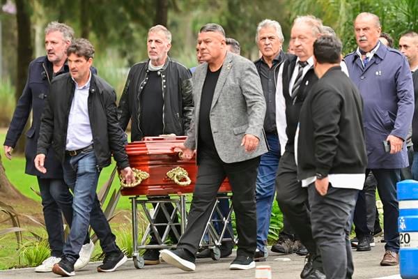 Claudio Tapia, presidente de AFA, encabezando la ceremonia que se hizo por el fallecimiento de César Luis Menotti. (TNT Sports)