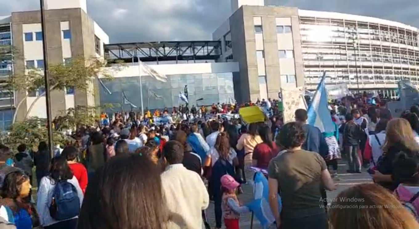 La movilización llegó hasta las puertas del Ministerio de Educación, donde se llevó adelante la reunión paritaria este miércoles.