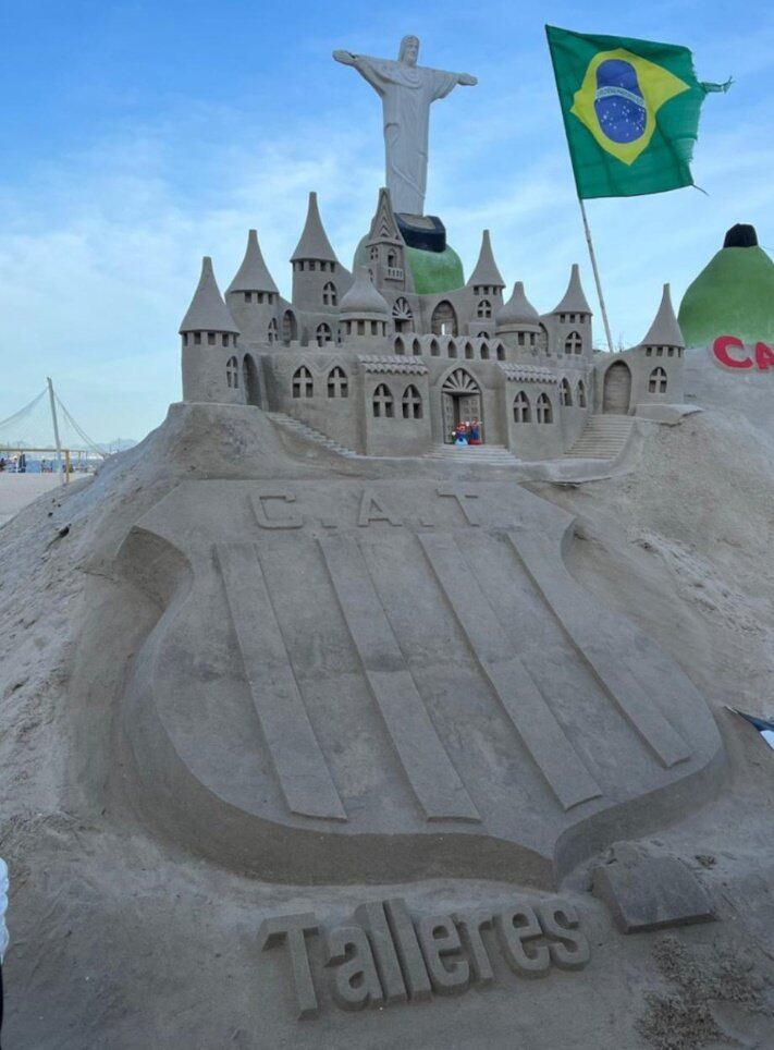 La escultura en plena playa de Copacabana