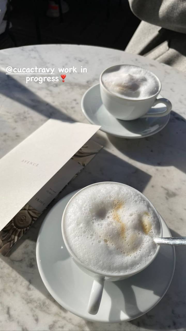 La influencer visitó el restaurante L'Avenue para tomar un café.