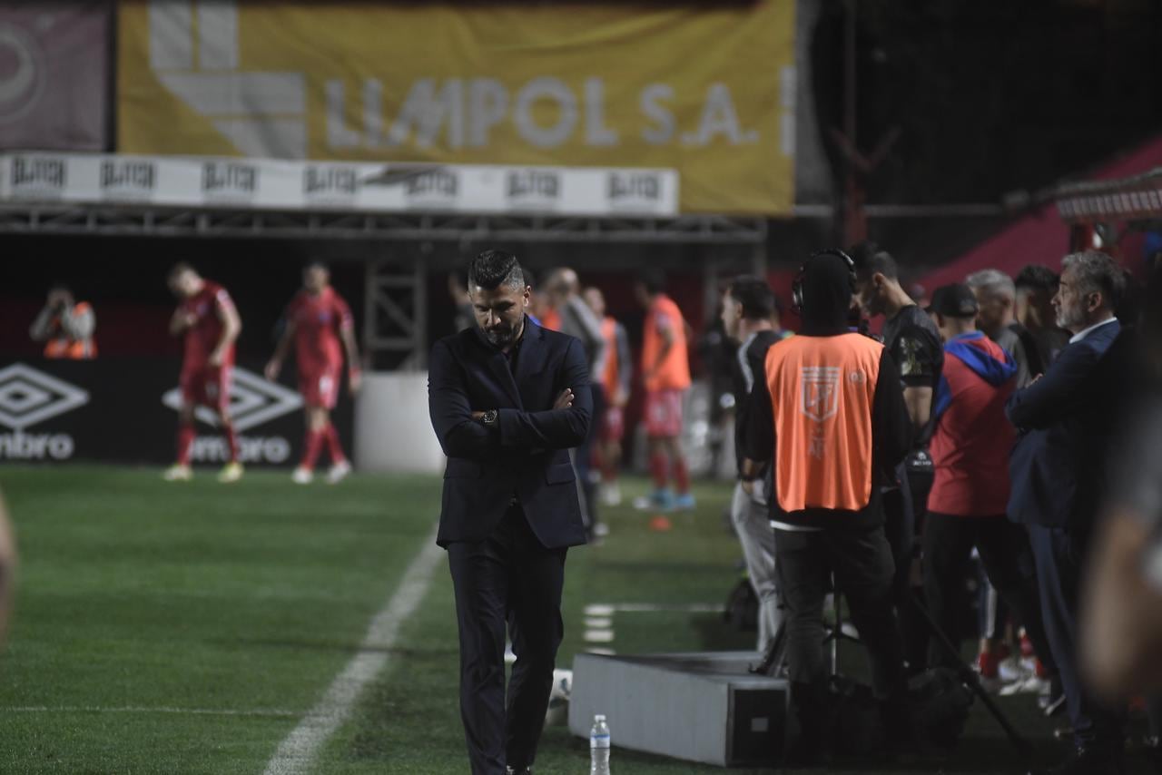 Javier Gandolfi, DT de Talleres, en la derrota 3 a 1 ante Argentinos. (Federico López Claro / La Voz).