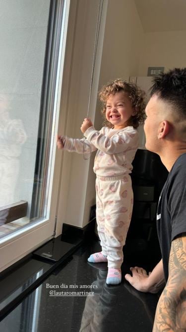 Lautaro Martínez junto a su hija Nina en su casa en Milán.