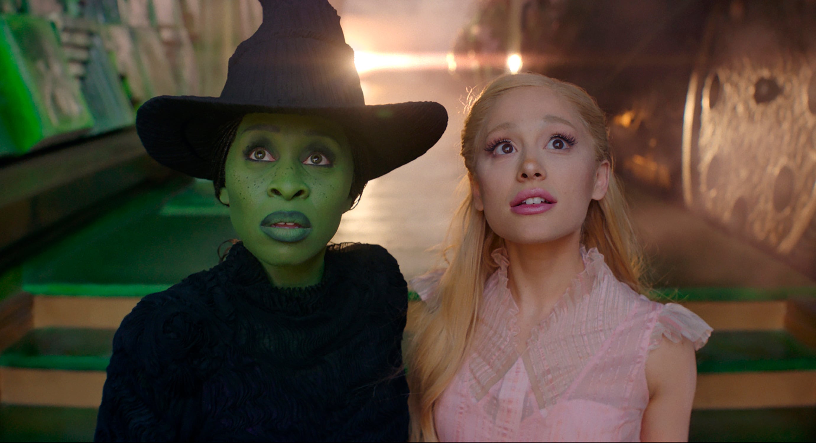 Esta imagen difundida por Universal Pictures muestra a Cynthia Erivo, izquierda, y Ariana Grande en una escena de la película "Wicked". (Universal Pictures via AP)