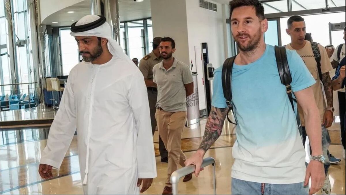 El Mundial de Qatar 2022, cada vez más cerca: Lionel Messi llegó a Abu Dhabi para sumarse a la Selección