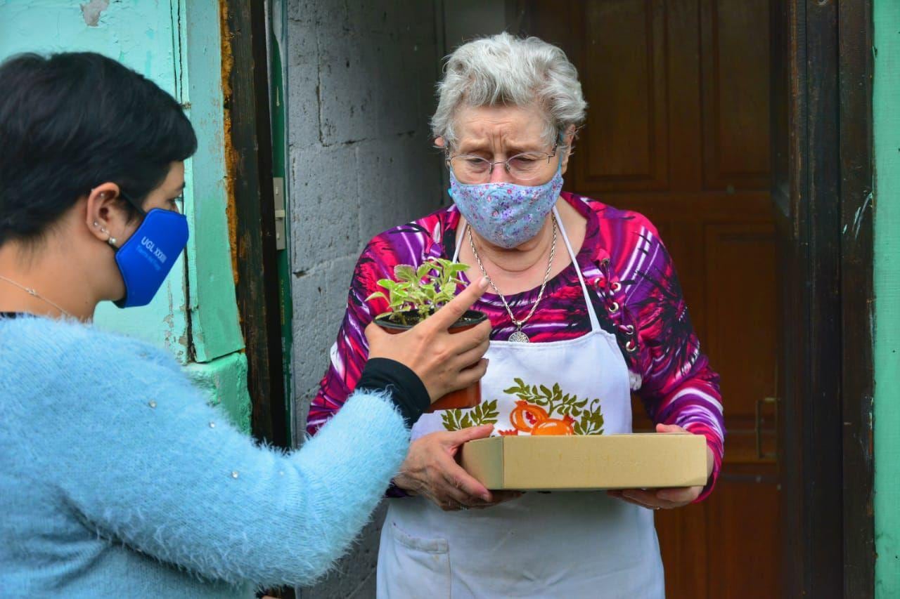 Personal de la Municipalidad, PAMI y ANSES entregaron un presente a los adultos mayores