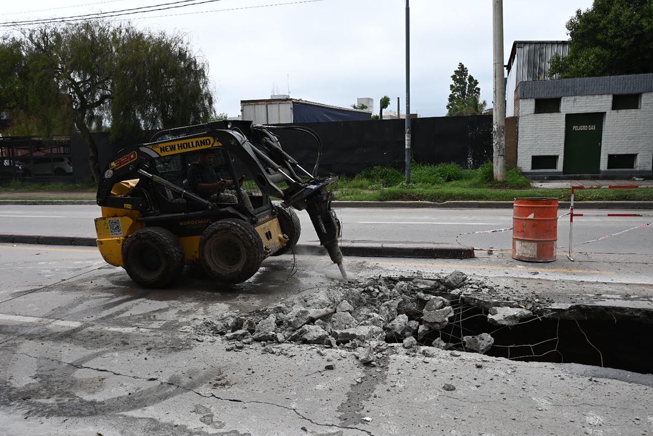 Estará cortada una semana la avenida Vélez Sársfield por el socavón.