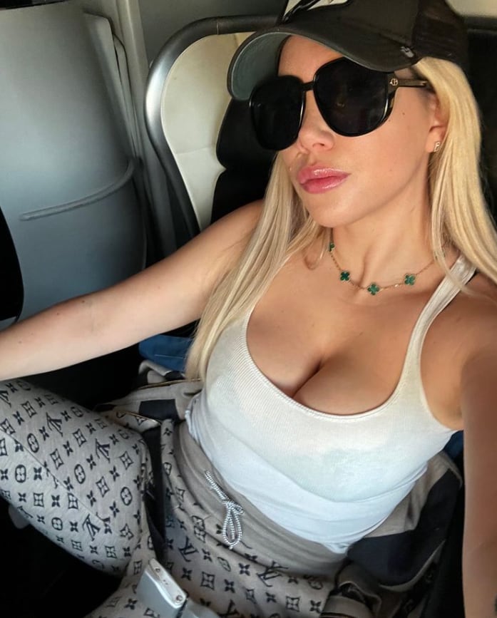 Wanda Nara deslumbró a sus seguidores con una foto en musculosa desde su avión privado