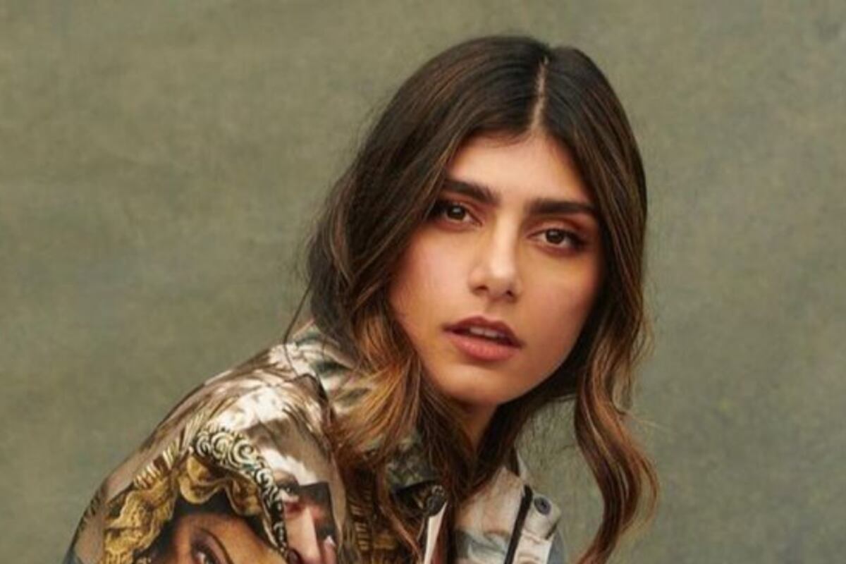 Mia Khalifa se sumó a la tendencia del corset y posó tras bambalinas