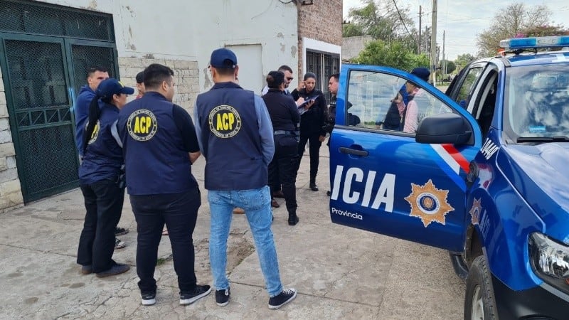 Varias personas detenidas, entre ellas, policías.