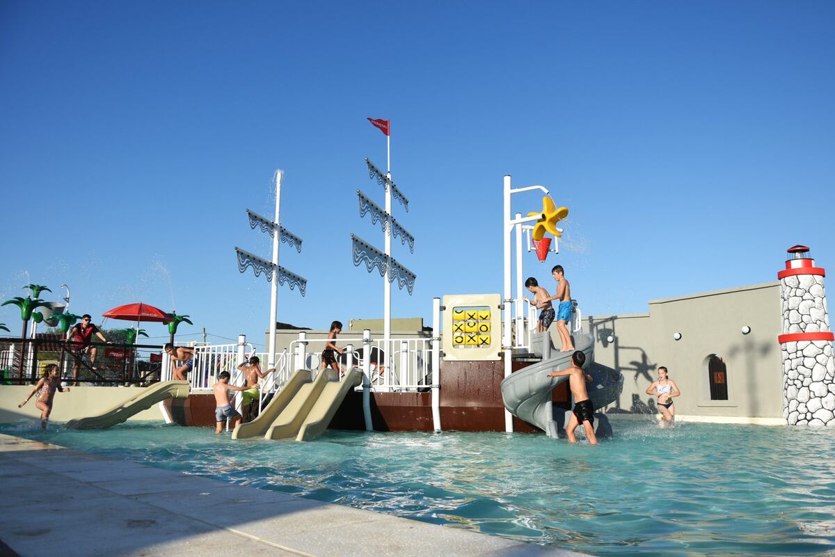 Toboganes, piscinas y solarium: así es el parque acuático a minutos de Rosario que abre todos los días