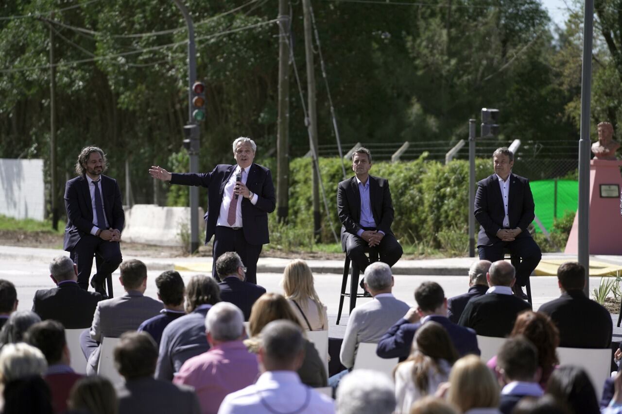 Acto de Alberto Fernández junto a Massa y Cafiero. (Clarín)