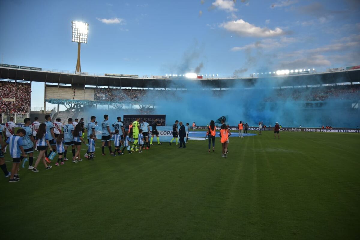 Video: el recibimiento en el Belgrano-River del que todos hablan, y desde adentro