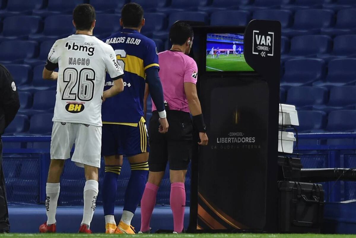 Boca-Mineiro: el VAR hizo estallar los memes en las redes