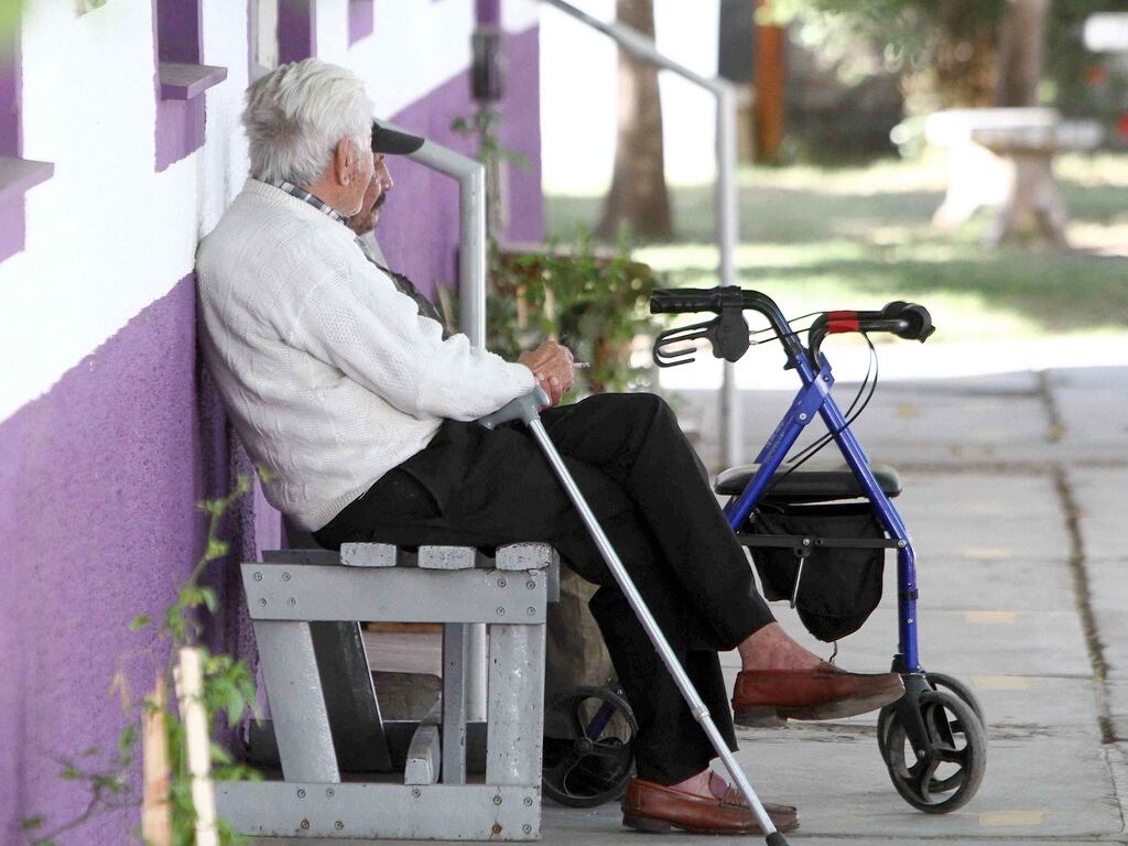 Los adultos mayores residentes en geriátricos serán vacunados. 