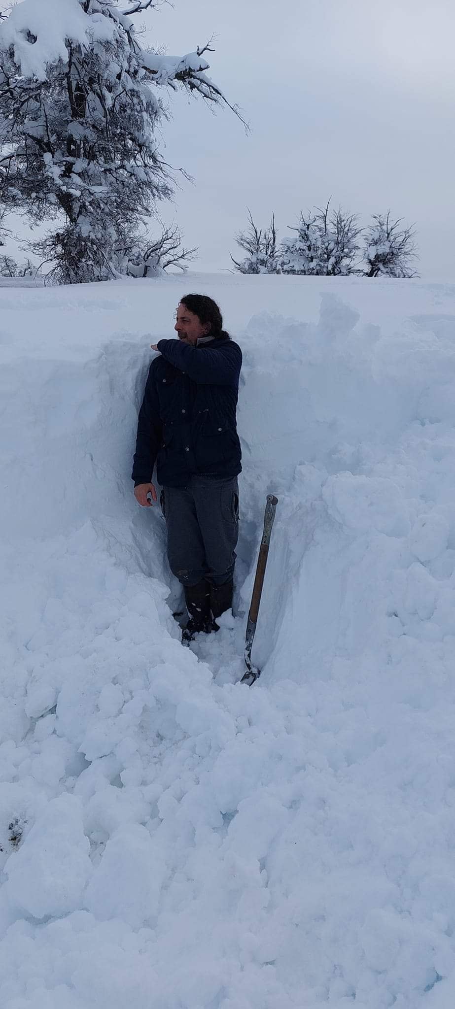 Fotos del intendente chubutense, Diego Pérez, en medio de las intensas nevadas.