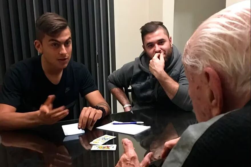 Según Oscar, Dybala juega muy bien al truco. 