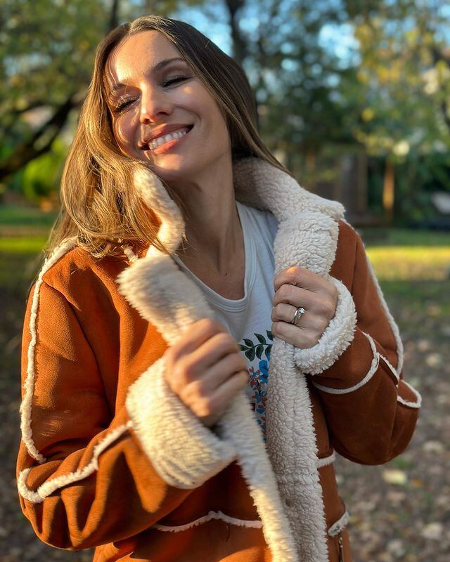 Pampita con su abrigo ideal para el invierno