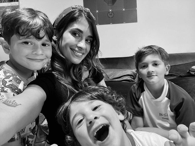 La rosarina agregó una foto en blanco y negro con sus tres hijos.