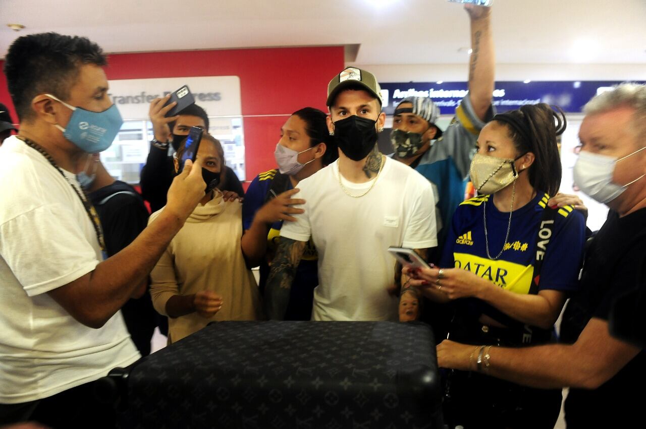 La llegada de Darío Benedetto al aeropuerto de Ezeiza, este jueves por la mañana.