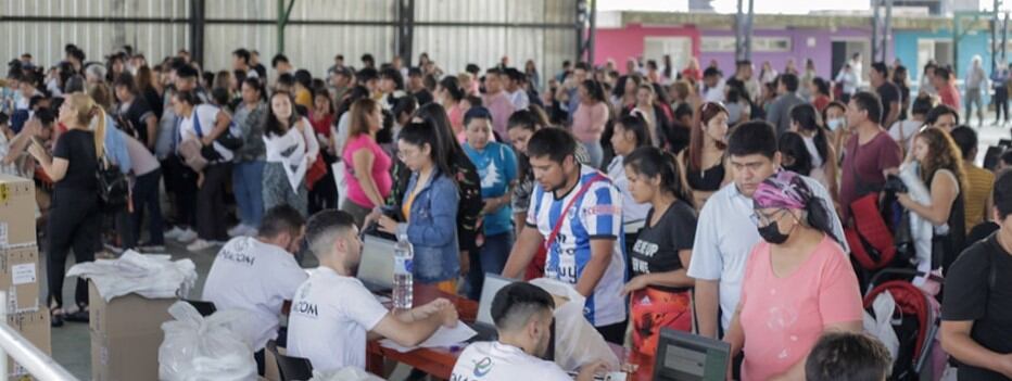 La entrega de los dispositivos se realizó en el predio deportivo del Rectorado de la UNJu.