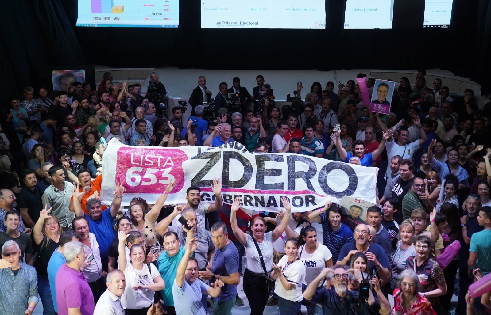 Festejo en el búnker de Zdero (Foto Clarín).