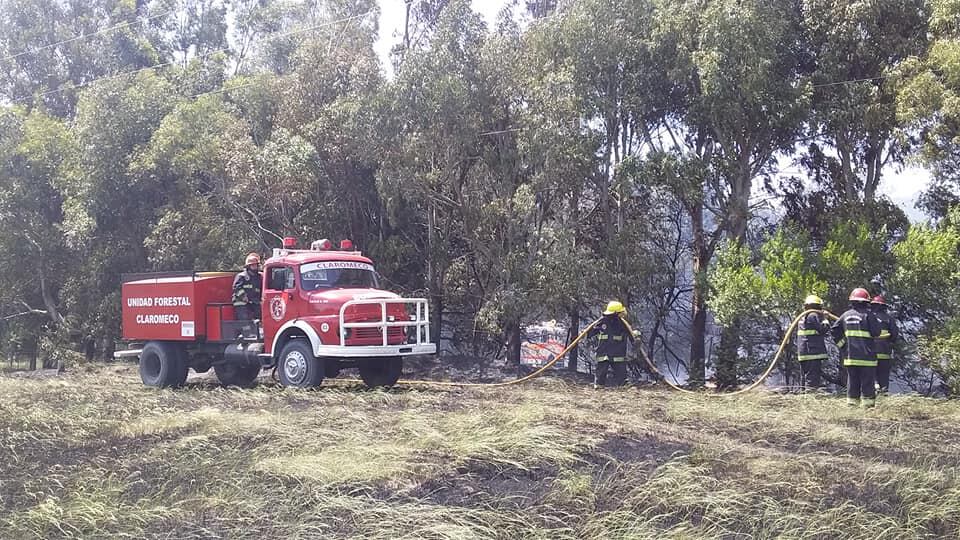 Un incendio fue controlado por los bomberos en el ingreso a Claromecó