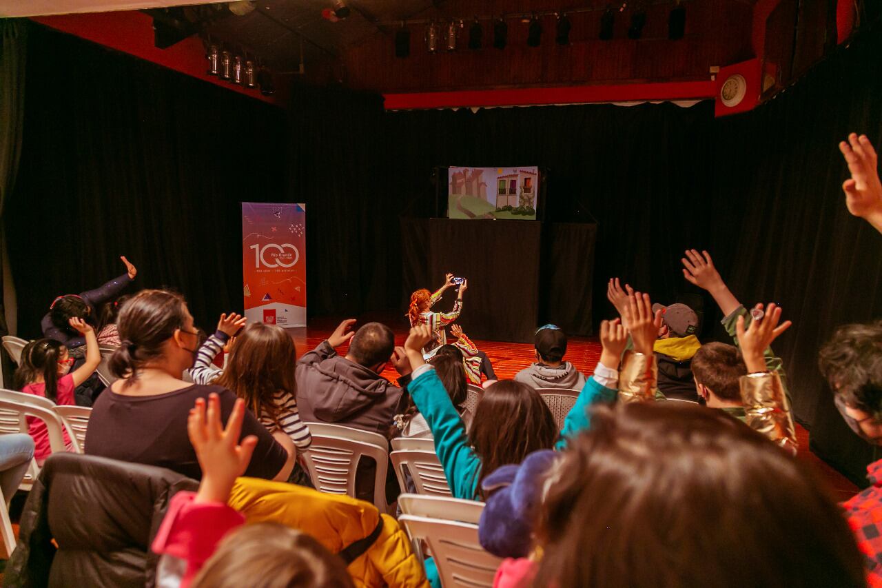 Grandes y chicos disfrutaron de las variadas presentaciones de artistas locales.