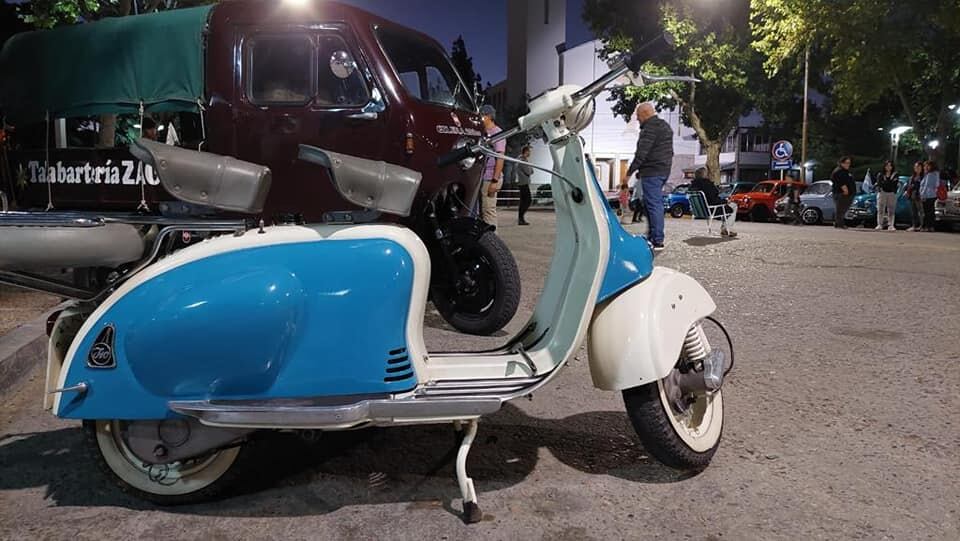 Más de 100 autos clásicos y motos antiguas participaron del encuentro en General Alvear.