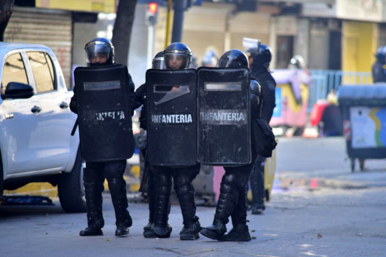 Incidentes en el centro de la ciudad de Córdoba mientras esperan la llegada del presidente Javier Milei. (José Gabriel Hernández / La Voz)