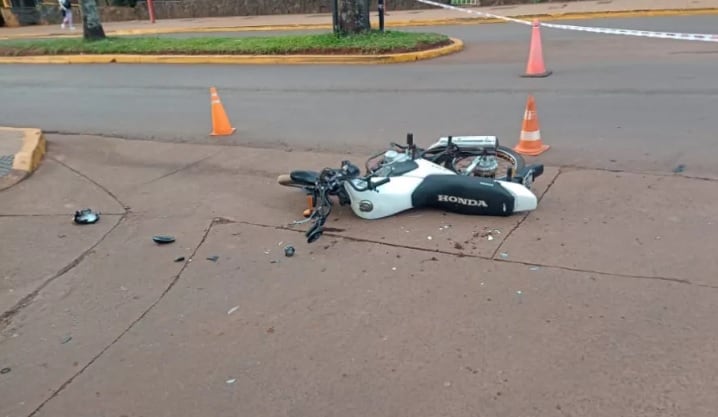 Motociclista herido de gravedad tras siniestro vial en Puerto Iguazú.