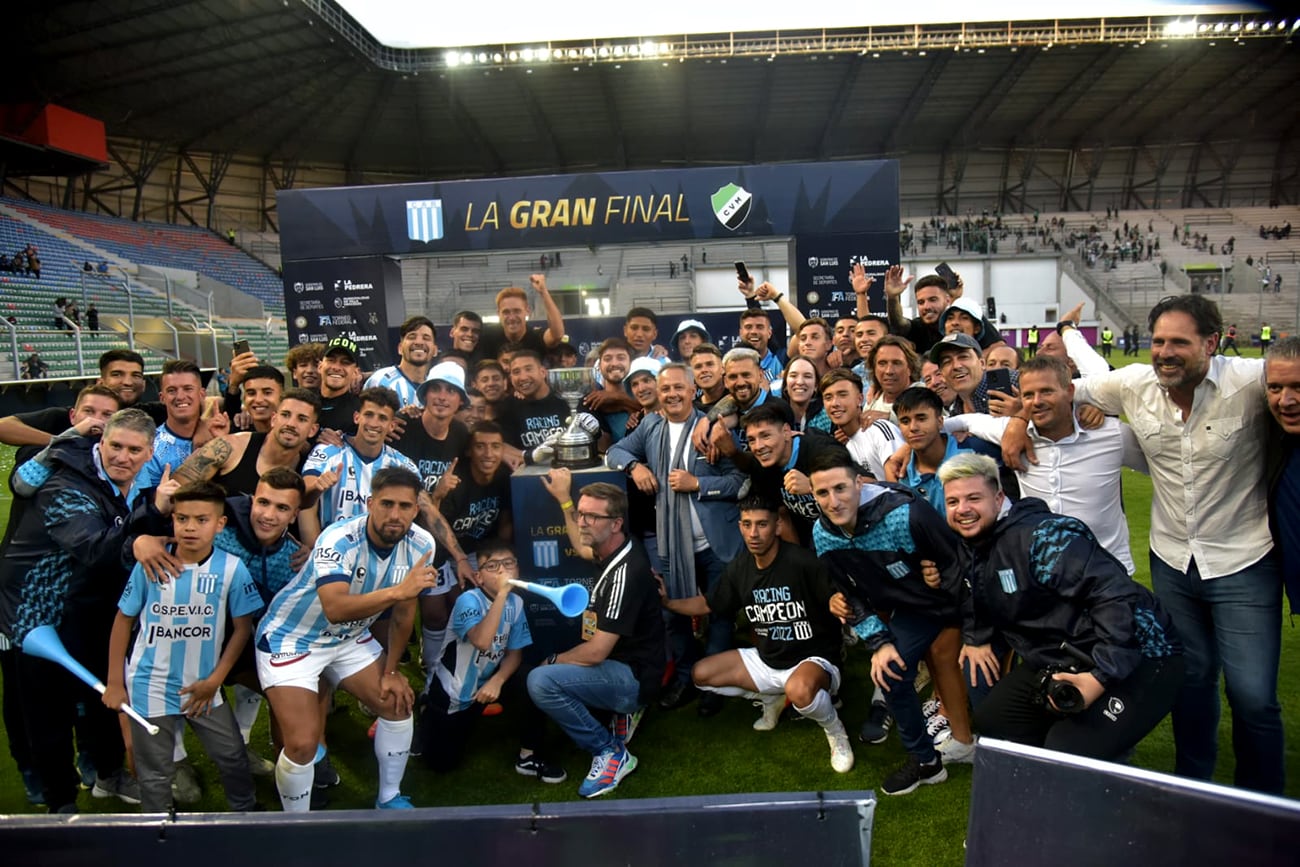 Racing festejó en San Luis al vencer en los penales a Villa Mitre, es el campeón del Federal A y ascendió a la Primera Nacional. (Javier Ferreyra / Enviado Especial)