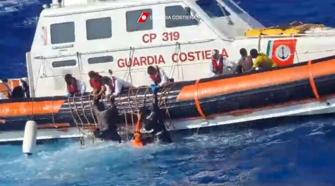 El rescate de docenas de inmigrantes africanos que estaban naufragando en el Mediterráneo.