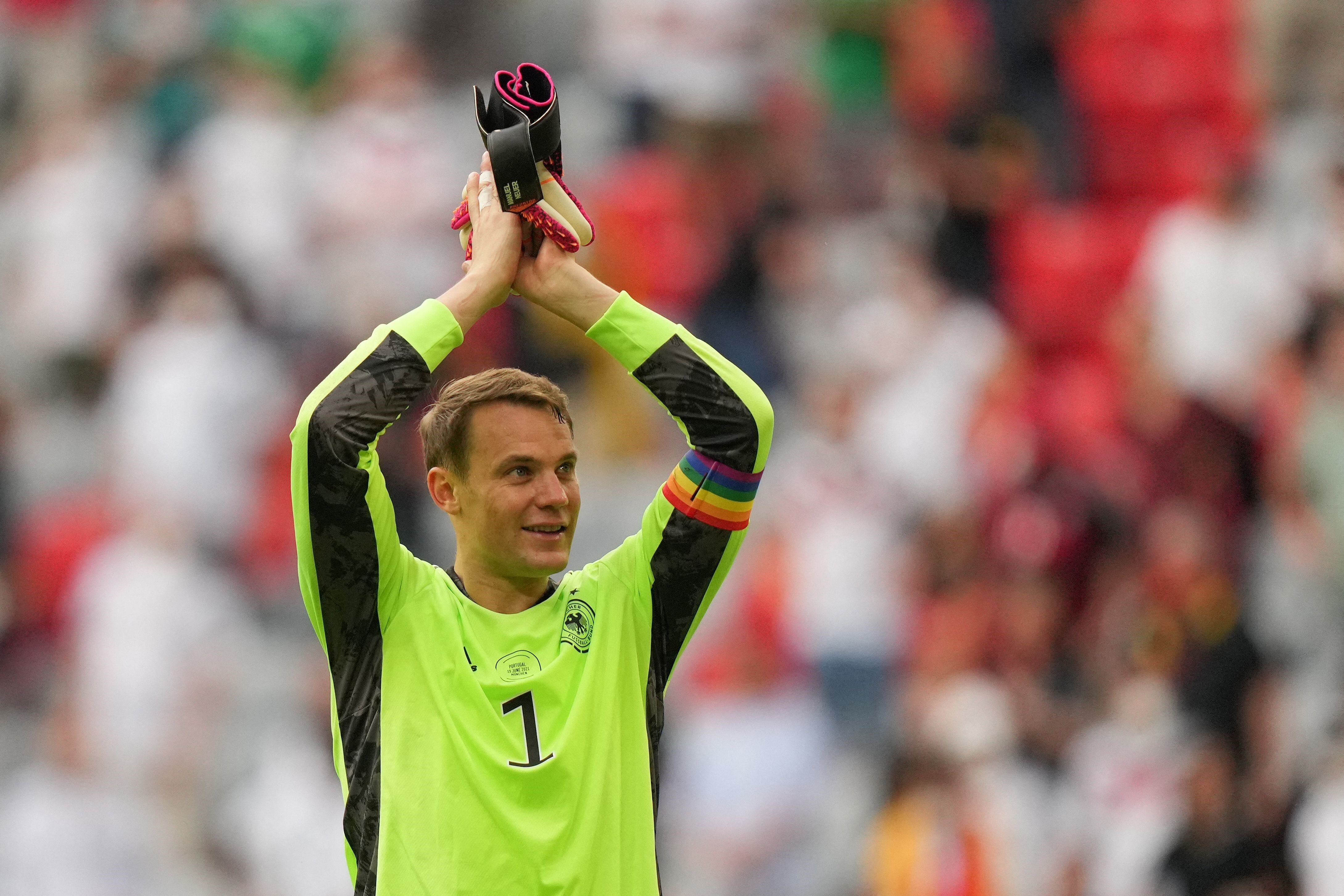 Manuel Neuer utilizó un brazalete con los colores representativos de la comunidad LGBTI+.