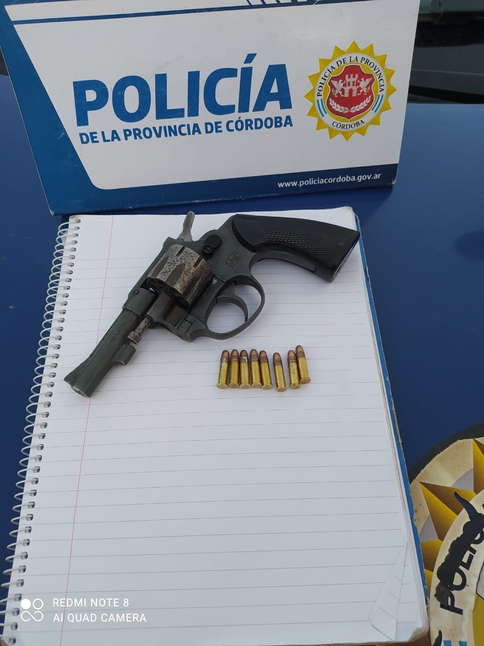 El detenido tenía un revolver calibre 22 largo.