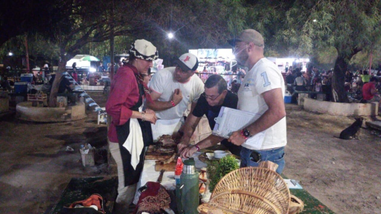 Karen ante los jueces del concurso de asadores en San Juan.