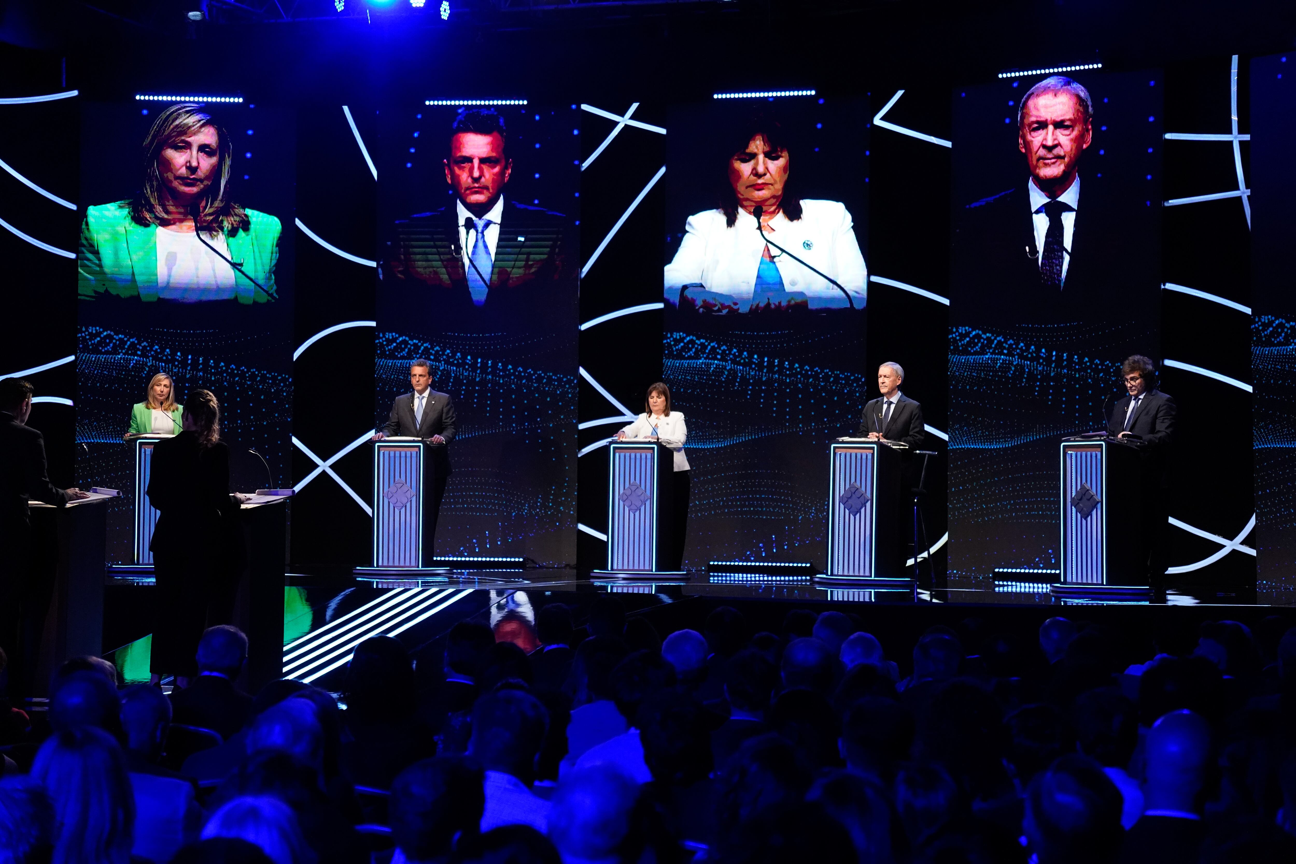 Los candidatos en el primer debate presidencial obligatorio, en Santiago del Estero. (Clarín)