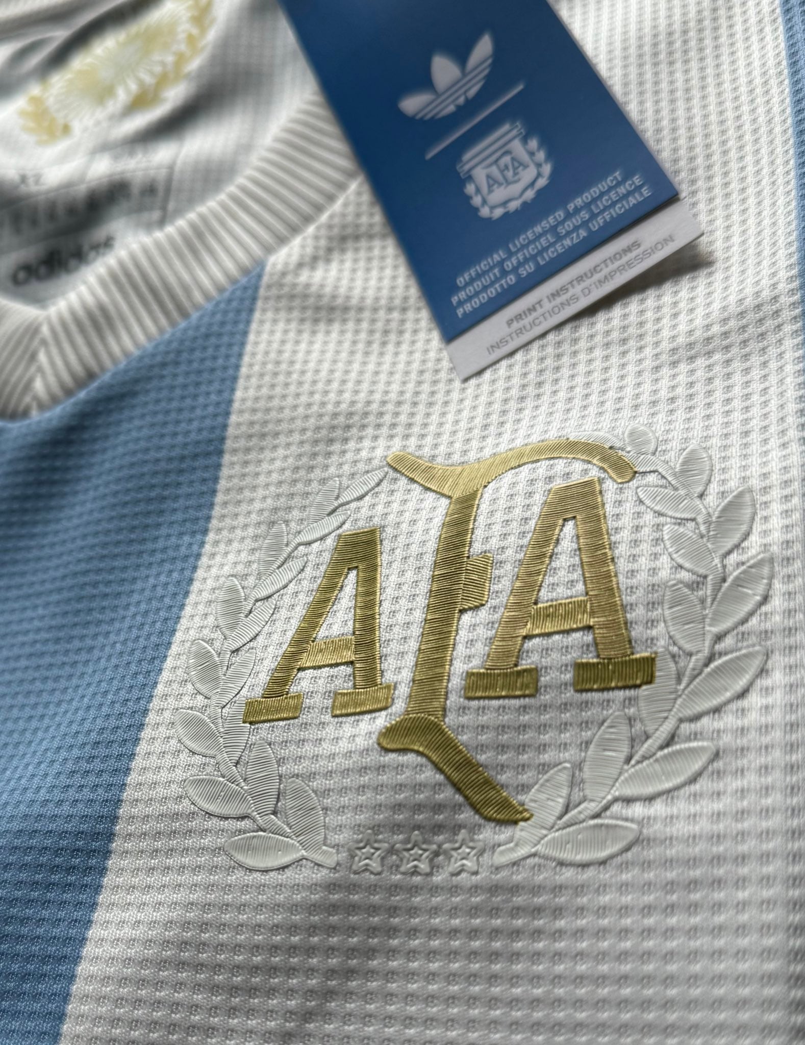 El logo en la nueva camiseta de la Selección Argentina.